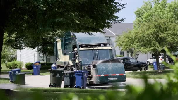 Garbage Truck Unloading Garbage Can Usa Naperville 2022 High Quality — Stok video