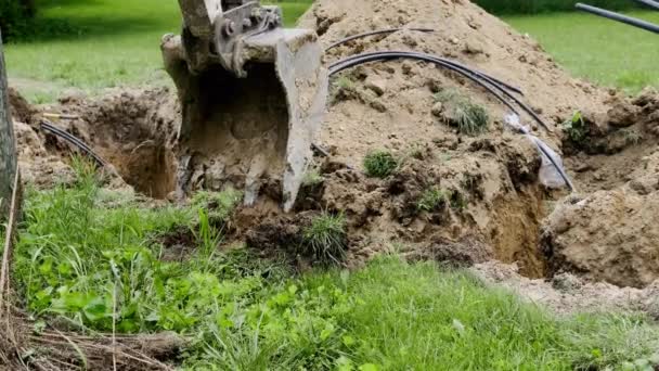 Excavator Digs Trench Close View High Quality Footage — Stock Video