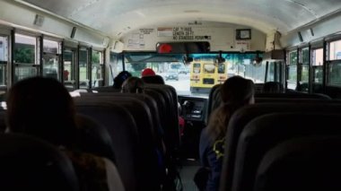 Okul otobüsünde birlikte oturan çeşitli öğrenciler akademik mekiğe biniyorlar. - Evet. Yüksek kalite 4k görüntü