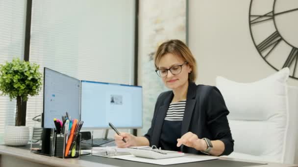 Kobieta Siedzi Przy Biurku Pomocą Komputera Robi Analizę Danych Sprawdza — Wideo stockowe