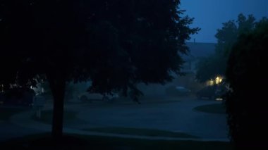 Şiddetli yağmur, gök gürültülü ve şimşekli, banliyö yerleşim yeri caddesi. Yüksek kalite 4k görüntü