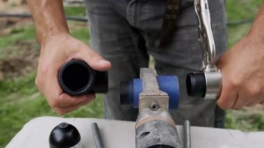 Isıtma ya da tesisat kurulumu üzerinde çalış. Tesisatçı plastik boru tesisatı tesisatı yapıyor. Yüksek kalite 4k görüntü