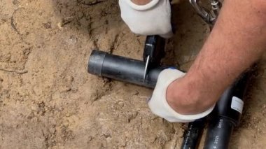 Tesisatçı boru makası kullanarak plastik boruları kesiyor. - Evet. Yüksek kalite 4k görüntü