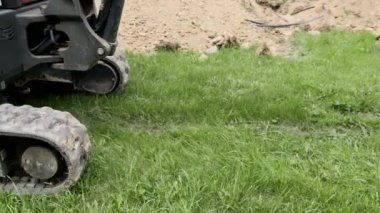 Küçük bir çukur kazıcısının lastik izinin yakın görüntüsü. Yüksek kalite 4k görüntü