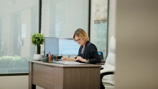 Woman Sit Desk Using Computer Make Data Analysis Check Statistics — 图库视频影像