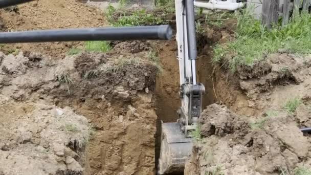 Excavator Digs Trench Close View High Quality Footage — Stockvideo