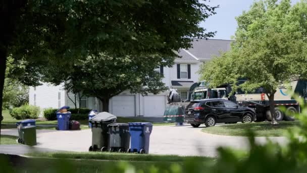 Garbage Truck Unloading Garbage Can Usa Naperville 2022 High Quality — Stockvideo