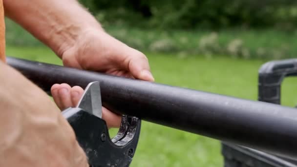 Plumber Cuts Plastic Pipes Using Pipe Cutter High Quality Footage — Vídeos de Stock