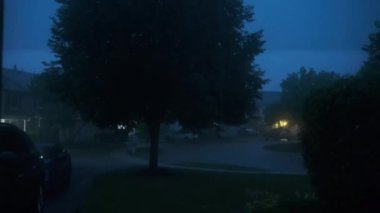 Şiddetli yağmur, gök gürültülü ve şimşekli, banliyö yerleşim yeri caddesi. Yüksek kalite 4k görüntü