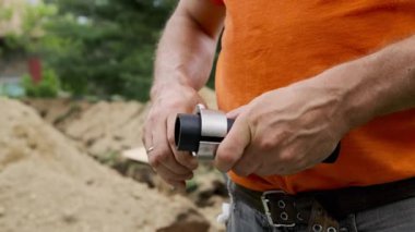 Tesisatçı boru makası kullanarak plastik boruları kesiyor. - Evet. Yüksek kalite 4k görüntü