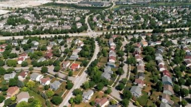 Yaz zamanı Amerikan banliyösünün insansız hava aracı görüntüsü. Mahallenin fotoğrafını çekiyorum. - Evet. Yüksek kalite 4k görüntü