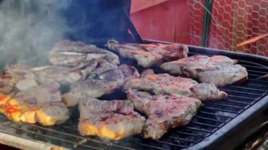 Mangal ızgarasında salamura edilmiş ve tütsülenmiş tavuk pirzolası. Yüksek kalite 4k görüntü