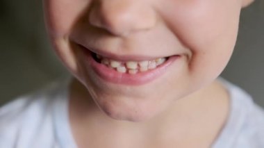 Bebek dişinin yakın çekim görüntüsü düşmeye hazır. Yüksek kalite 4k görüntü