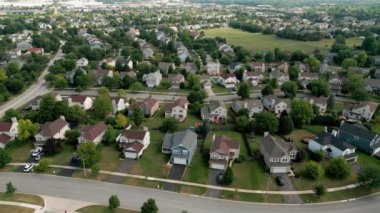 Yaz zamanı Amerikan banliyösünün insansız hava aracı görüntüsü. Mahallenin fotoğrafını çekiyorum. - Evet. Yüksek kalite 4k görüntü