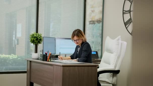 Woman Sit Desk Using Computer Make Data Analysis Check Statistics — Wideo stockowe