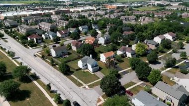 Yaz zamanı Amerikan banliyösünün insansız hava aracı görüntüsü. Mahallenin fotoğrafını çekiyorum. - Evet. Yüksek kalite 4k görüntü