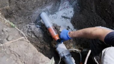 Evdeki betonda elmas sondaj makinesi deliği var. Yüksek kalite 4k görüntü