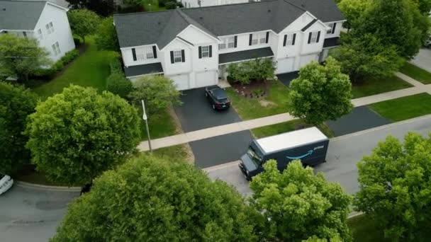 Naperville United States 2022 Amazon Vans Pull Suburbs Aerial Drone — Stok video