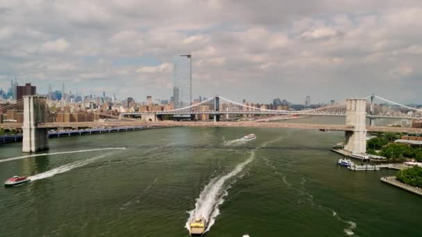 Aerial Flight Brooklyn Bridge East River View Manhattan New York — 비디오