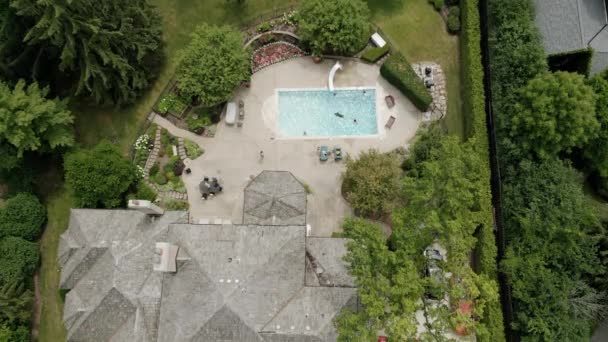 Aerial View Backyard Pool Swimming People High Quality Footage — Stok video