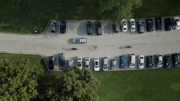 Αεροφωτογραφία Πάρκινγκ Για Αυτοκίνητα Στο Πάρκο Χώρος Αναψυχής Υψηλής Ποιότητας — Αρχείο Βίντεο