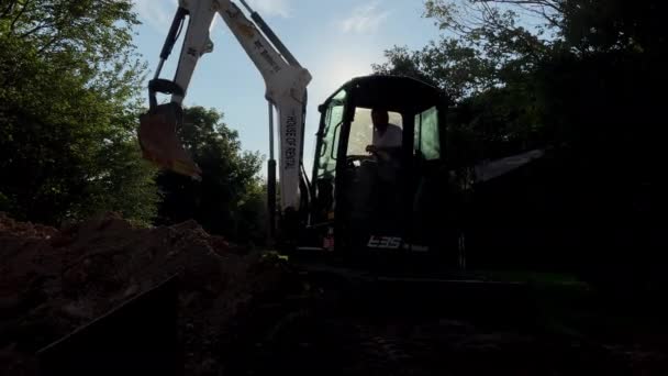 Excavator Digs Trench Close Shot Naperville Aug 2022 High Quality — Vídeo de Stock