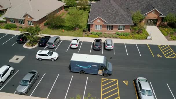 Naperville United States 2022 Amazon Vans Pull Suburbs Aerial Drone — Vídeo de Stock