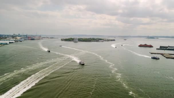 Aerial View Flying Right Staten Island Ferry Approaches Downtown Nyc — Vídeo de Stock