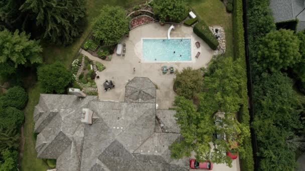 Aerial View Backyard Pool Swimming People High Quality Footage — Stok video