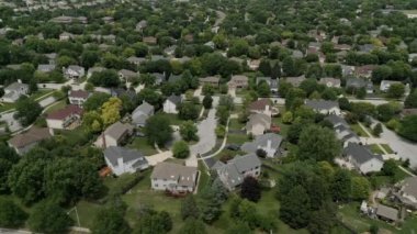 Yaz zamanı Amerikan banliyösünün insansız hava aracı görüntüsü. Mahallenin fotoğrafını çekiyorum. - Evet. Yüksek kalite 4k görüntü