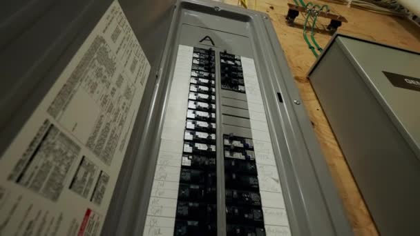 Ηλεκτρικός Πίνακας Διακόπτη Κυκλώματος Νέα Ξύλινη Κατασκευή Σπιτιού Υψηλής Ποιότητας — Αρχείο Βίντεο