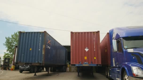 Shot Industrial Warehouse Loading Dock Truck Trailers Load Unload Merchandise — Αρχείο Βίντεο