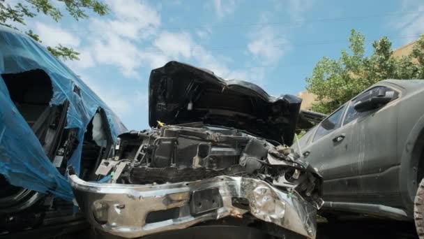 Разбитая Машина После Аварии Поврежденной Серьезной Автомобильной Аварии После Столкновения — стоковое видео