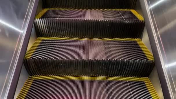 Moving Escalator Metallic Sides Metal Steps High Quality Footage — Vídeo de Stock