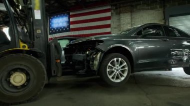 Hurda araba parçaları ve araç parkında forklift taşımak. Yüksek kalite 4k görüntü