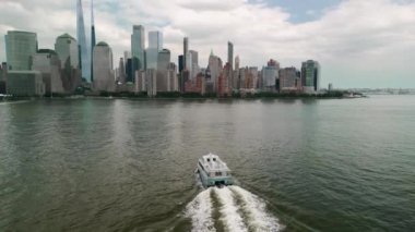 Hava aracı, Manhattan 'ı düşürmek için Hudson Nehri' ni geçen bir tekne vurdu. Yüksek kalite 4k görüntü