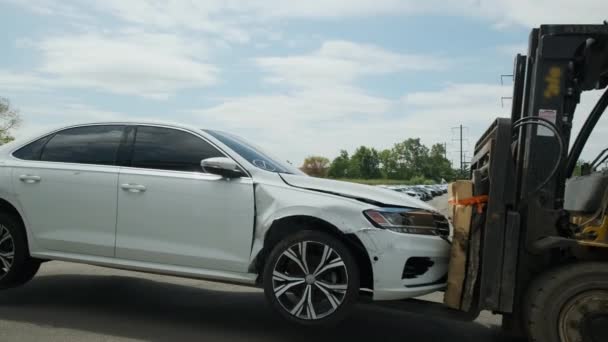 Carretilla Elevadora Que Transporta Coche Lote Piezas Vehículos Salvamento Imágenes — Vídeo de stock