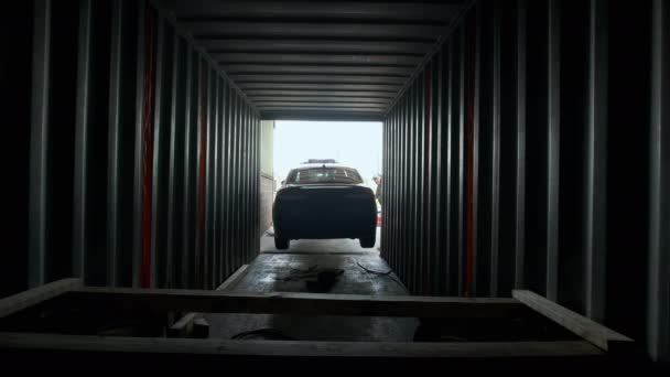 Uitzicht Vanaf Het Midden Van Container Lader Brengt Auto Het — Stockvideo