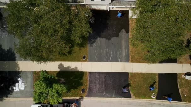 Αεροφωτογραφία Του Οδοστρώματος Στεγάνωσης Κοντά Ιδιωτικές Κατοικίες Στα Προάστια Υψηλής — Αρχείο Βίντεο