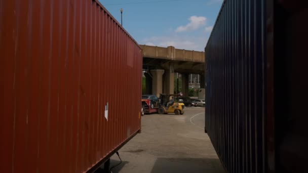 Uitzicht Vanaf Container Lader Brengt Auto Het Midden Van Container — Stockvideo
