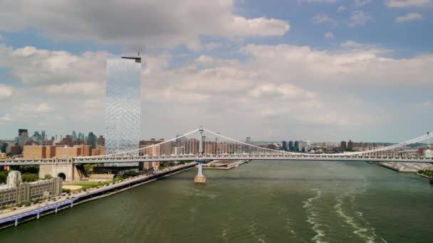 Aerial Flight Brooklyn Bridge American Flag East River View Manhattan — Vídeo de stock