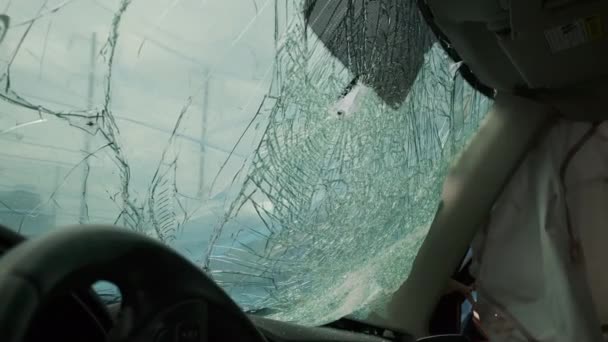 Die Eingeschlagene Scheibe Eines Autos Nach Einem Unfall Bewegen Sie — Stockvideo