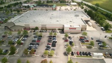 Naperville, IL, ABD - 28 Ağustos 2022: Costco havaalanı otoparkı. Yüksek kalite 4k görüntü