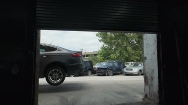 Bir forklift bir arabayı depoya taşır. Yüksek kalite 4k görüntü