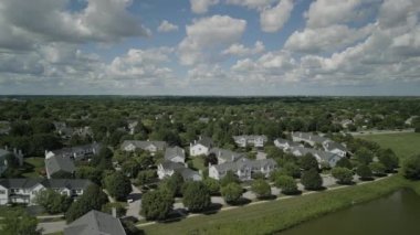 Yaz zamanı Amerikan banliyösünün insansız hava aracı görüntüsü. Mahallenin fotoğrafını çekiyorum. - Evet. Yüksek kalite 4k görüntü