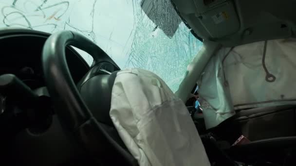 Die Eingeschlagene Scheibe Eines Autos Nach Einem Unfall Bewegen Sie — Stockvideo