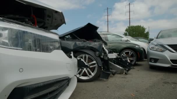 Parcheggio Con Molte Auto Rotte Filmati Alta Qualità — Video Stock