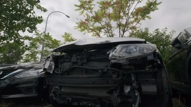 Kamera Hurdaya Dönmüş Arabanın Yanında Hareket Ediyor Yüksek Kalite Görüntü — Stok video