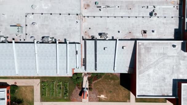 Drone View Industrial Roof Roofers Installing New Roof Industrial Building — Stockvideo