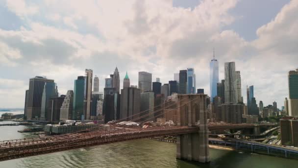 Aerial Flight Brooklyn Bridge American Flag East River View Manhattan — ストック動画